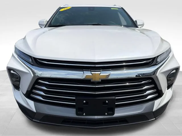 Used 2025 Iridescent Pearl Tricoat Chevrolet Premier image 10