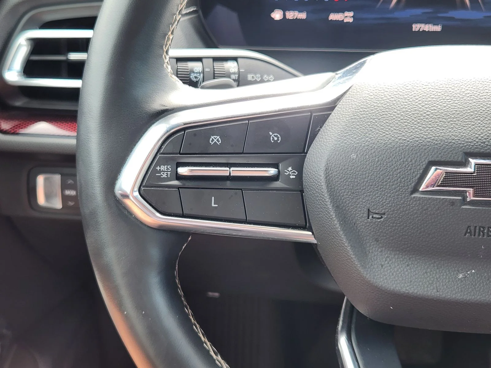 Used 2025 Gray Chevrolet Z71 image 26