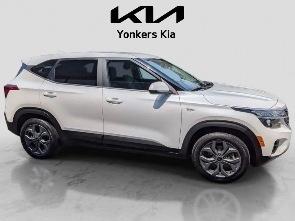 Used 2024 White Kia LX image 5
