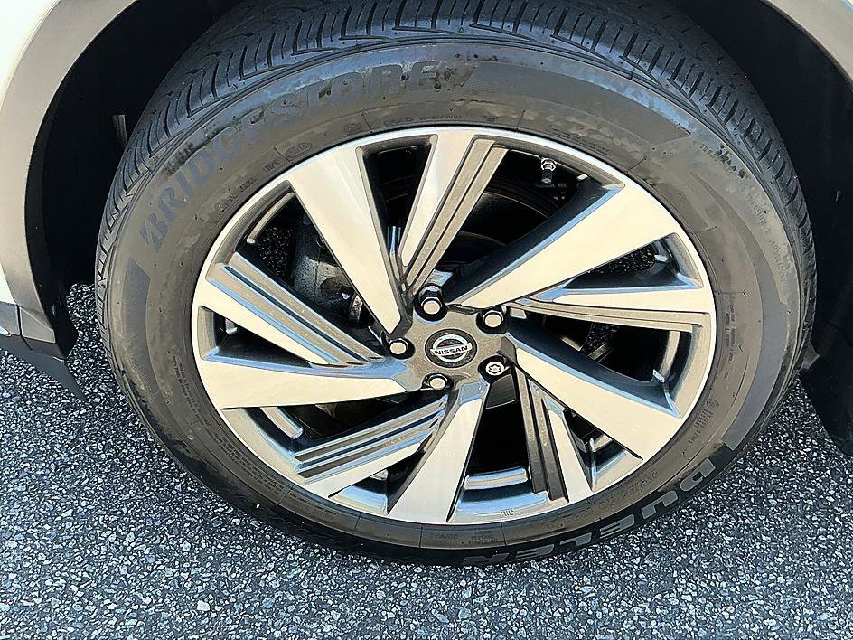 Used 2019 Pearl White Tricoat Nissan SL image 9