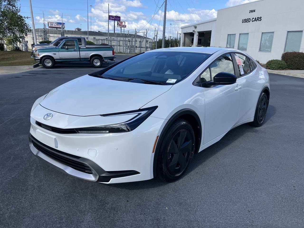 Used 2026 Wind Chill Pearl Toyota SE image 1