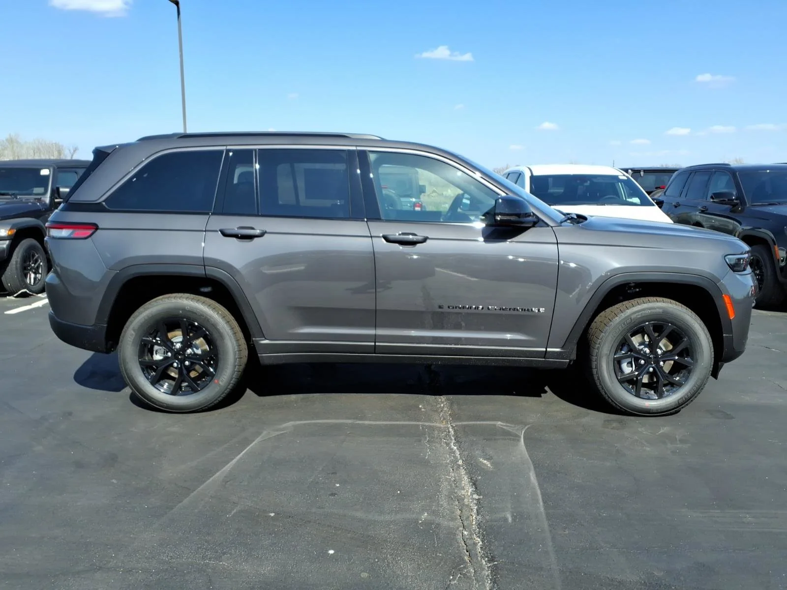New 2026 Baltic Gray Metallic Clear-Coat Exterior Paint Jeep Altitude image 18