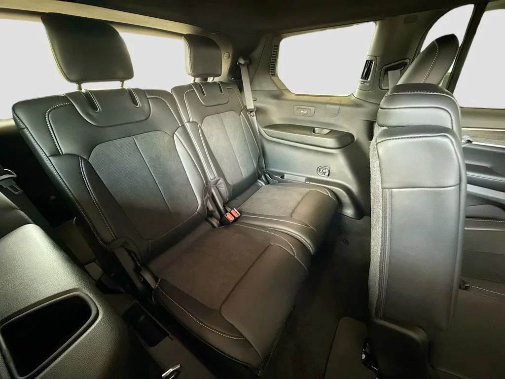 New 2026 Bright White Clearcoat Jeep Laredo Altitude image 30