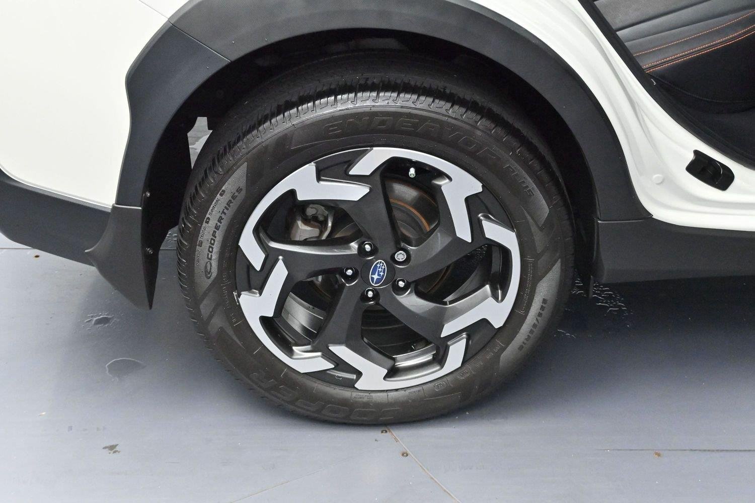 Used 2022 Crystal White Pearl Subaru Limited image 34
