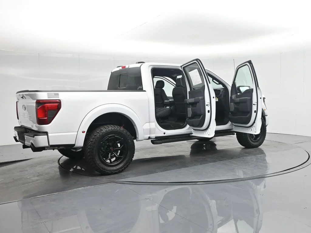 New 2025 Oxford White Ford XLT image 5