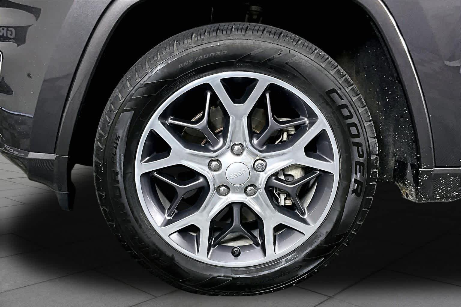 Used 2020 Granite Crystal Metallic Clearcoat Jeep Overland image 11