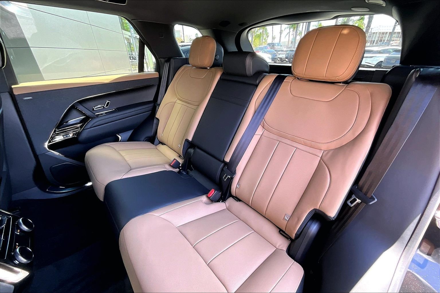 New 2027 Santorini Black Land Rover Dynamic SE image 10