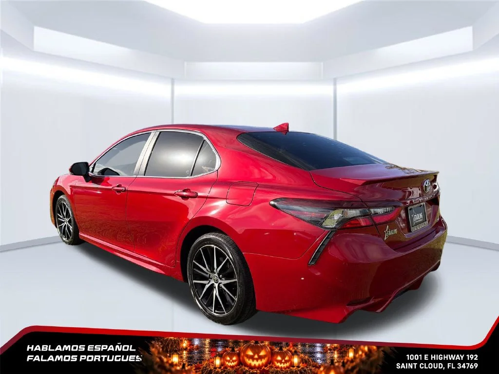 Used 2024  Toyota SE image 3