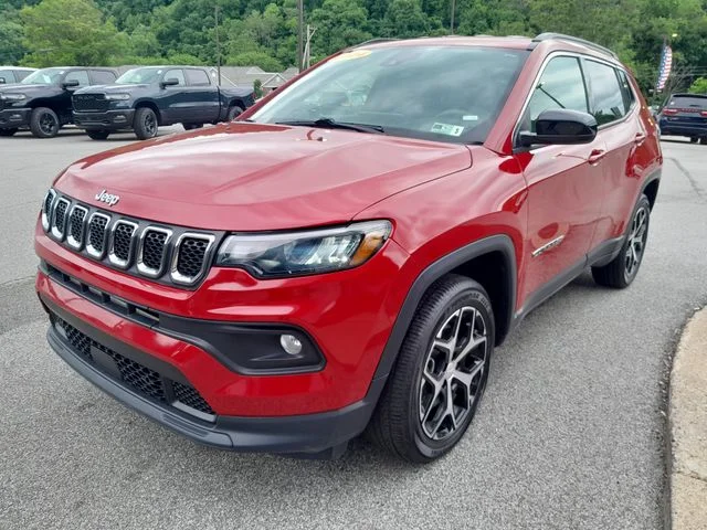 Used 2024  Jeep Latitude image 5