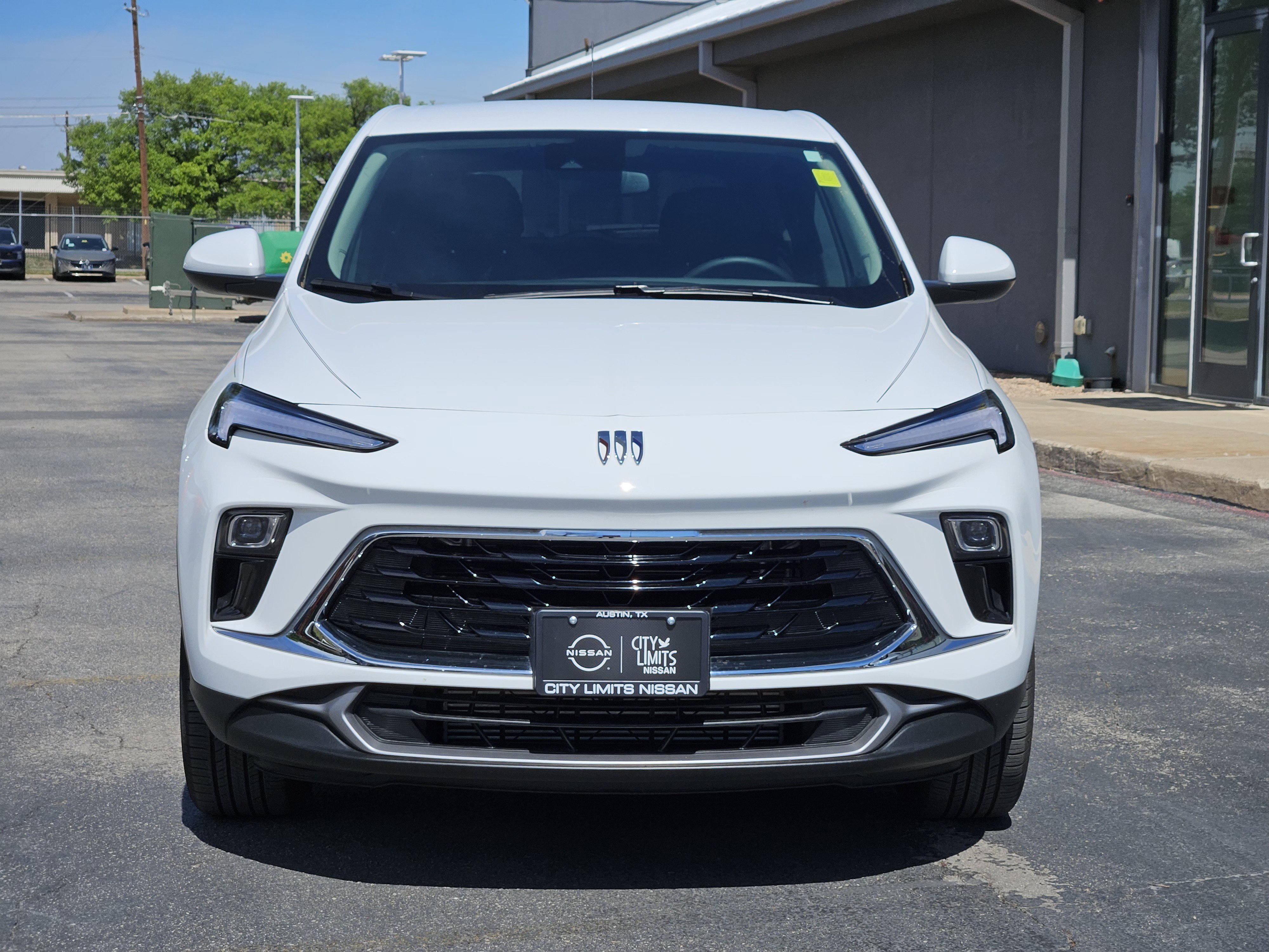 Used 2025 Summit White Buick Preferred image 3