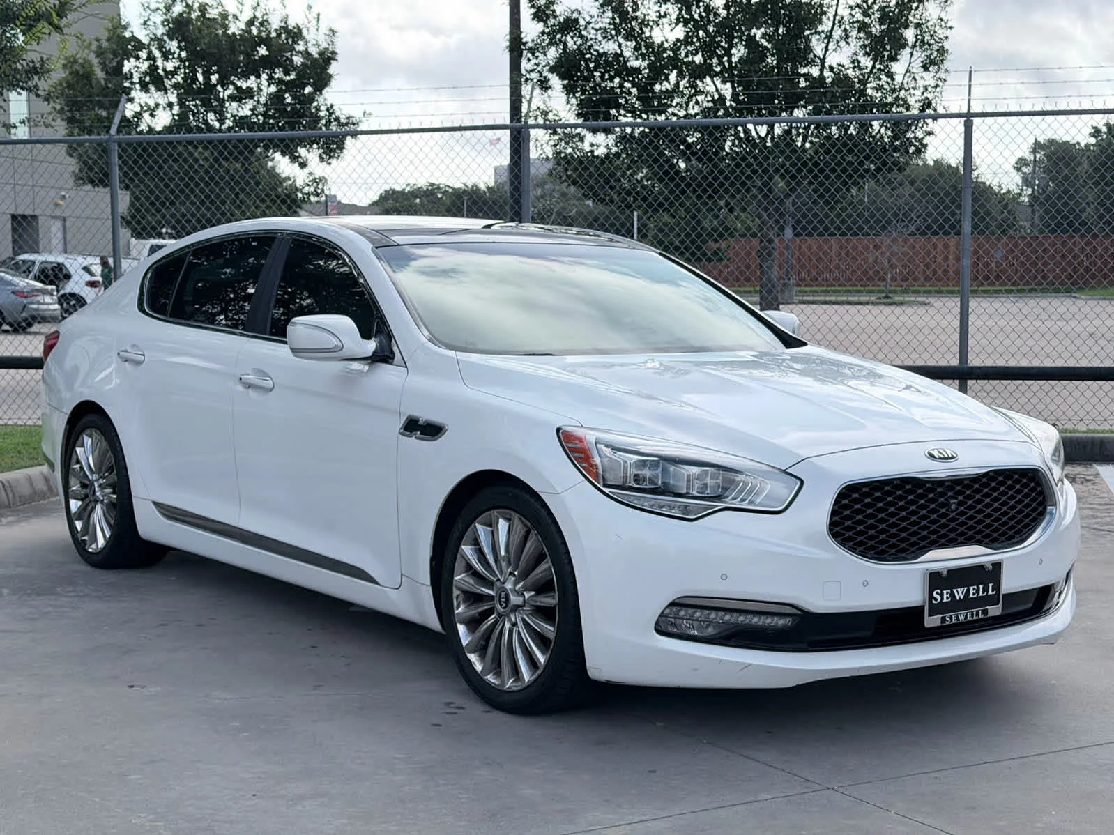 Used 2015  Kia Luxury image 3