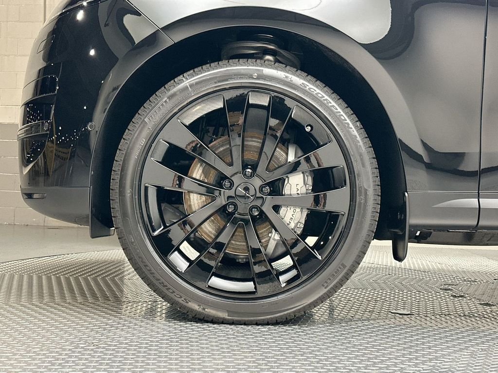 New 2026 Santorini Black Land Rover SE image 5