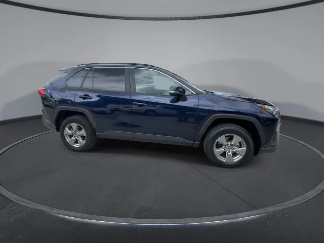 2025 Toyota RAV4 XLE - Photo 9
