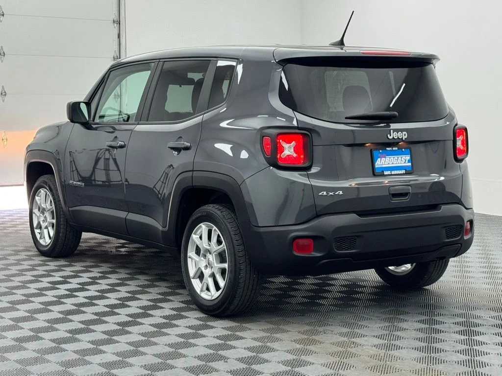 Used 2023 Graphite Gray Jeep Latitude image 9