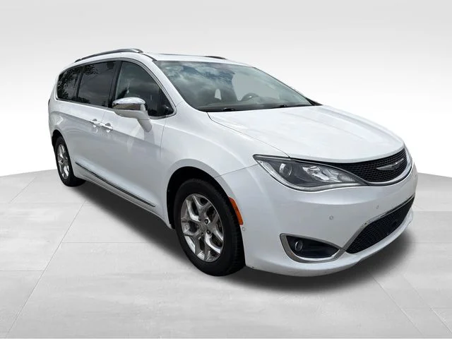 2017 Chrysler Pacifica Limited's photo
