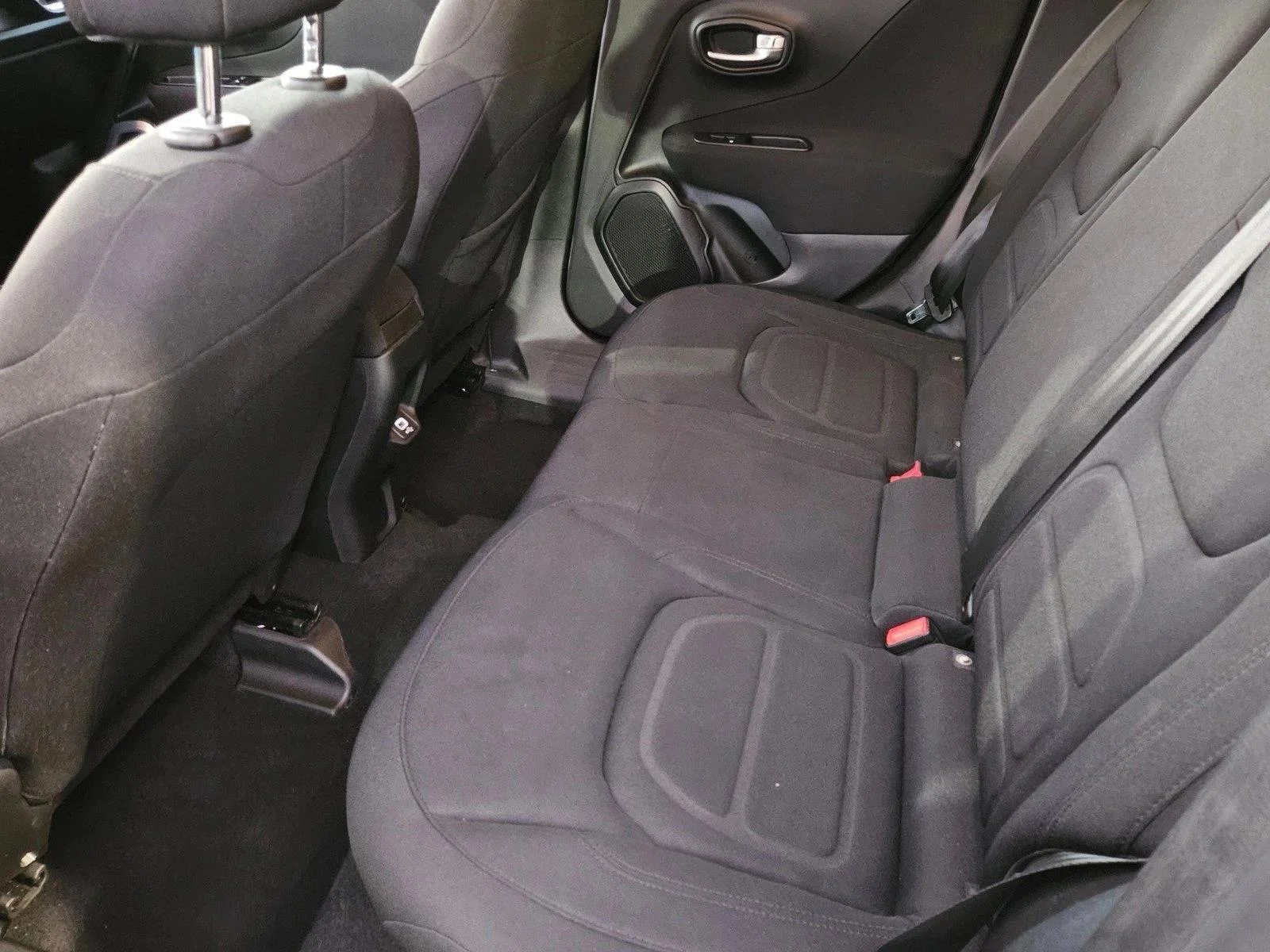 Used 2019 Alpine White Clearcoat Jeep Latitude image 17