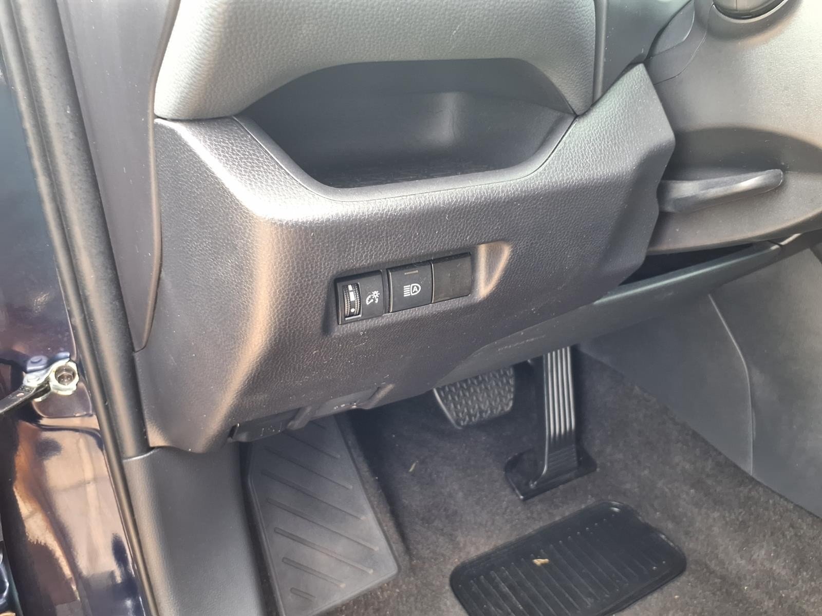 2025 Toyota RAV4 XLE - Photo 17