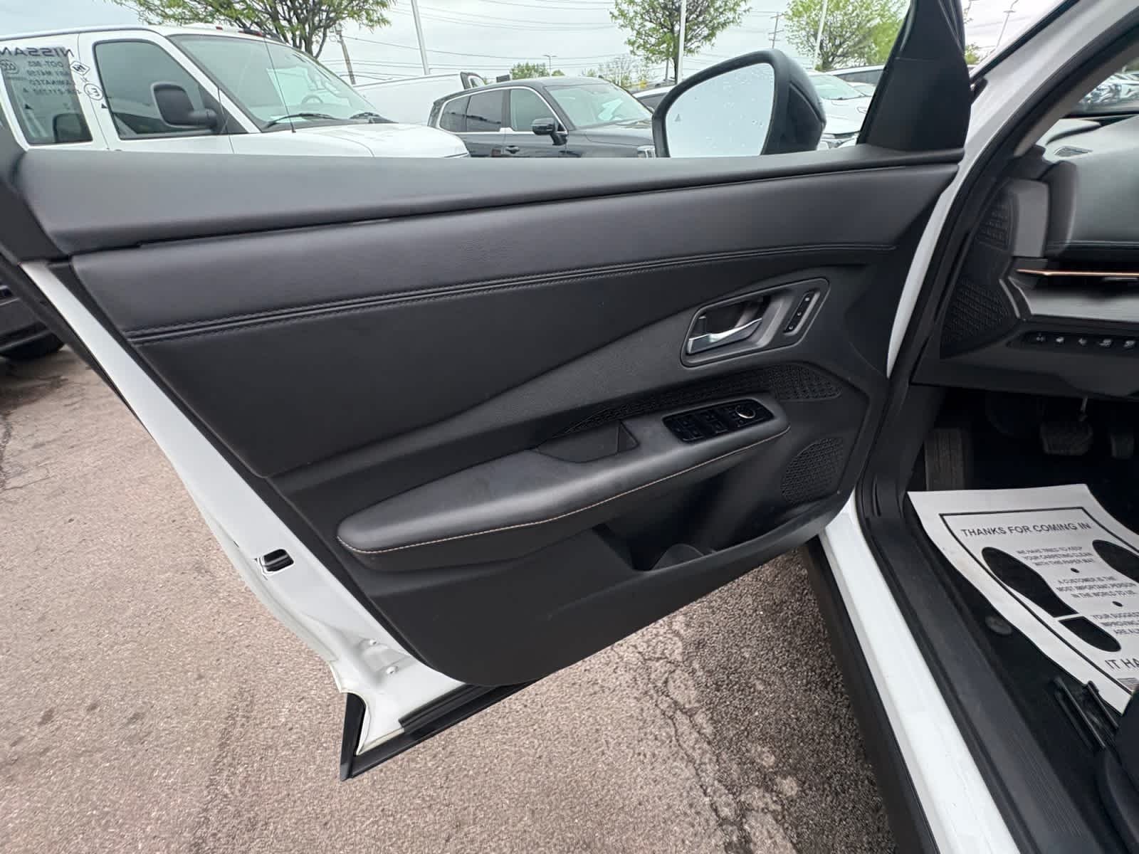 Used 2023 Everest White Pearl Tricoat/Black Diamond Pearl Nissan ENGAGE image 12