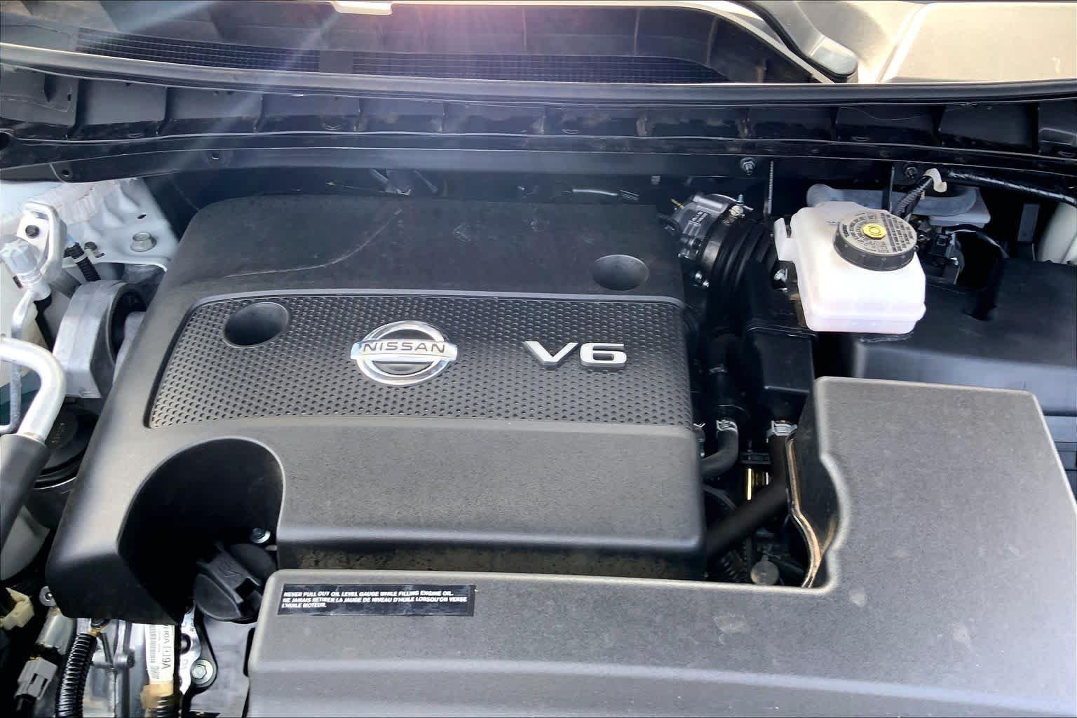 Used 2024 Pearl White Tricoat Nissan SL image 31