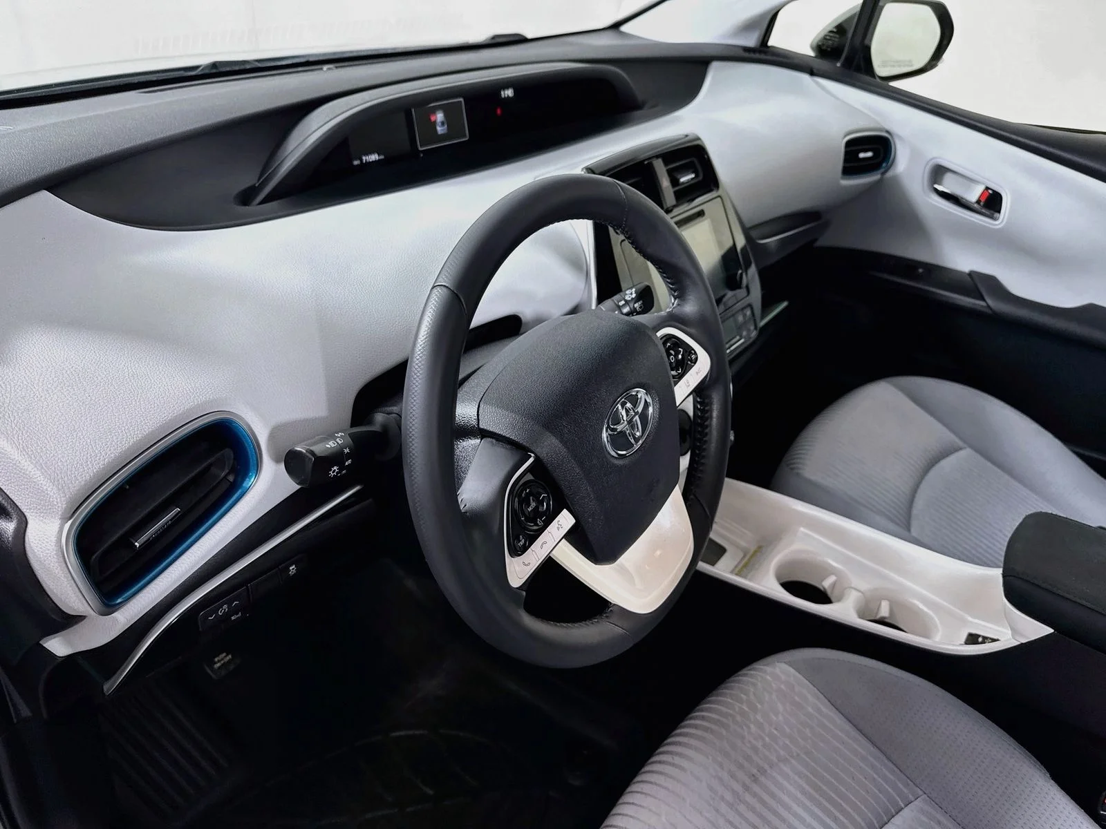 Used 2017 Beige Toyota Three image 7