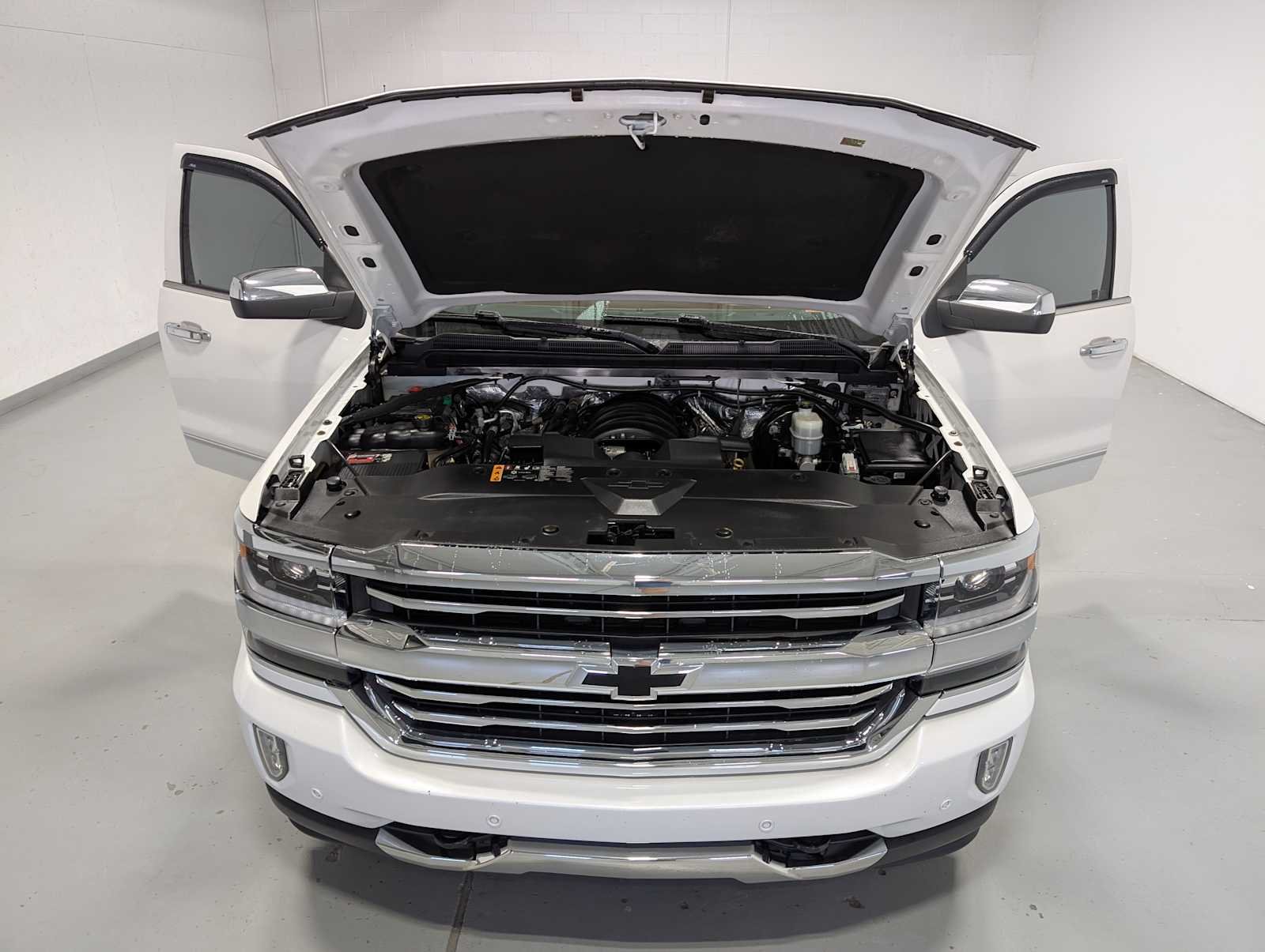 Used 2017 Iridescent Pearl Tricoat Chevrolet High Country image 14