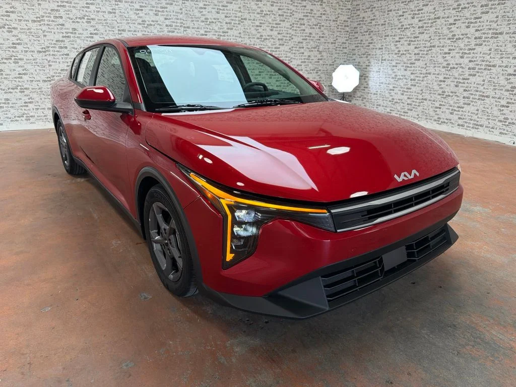 Used 2025 Currant Red Kia LXS image 9