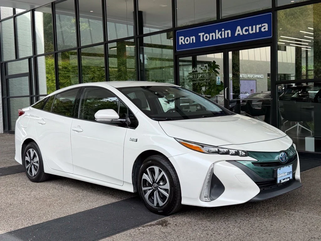 Used 2017 Blizzard Pearl Toyota Premium image 2