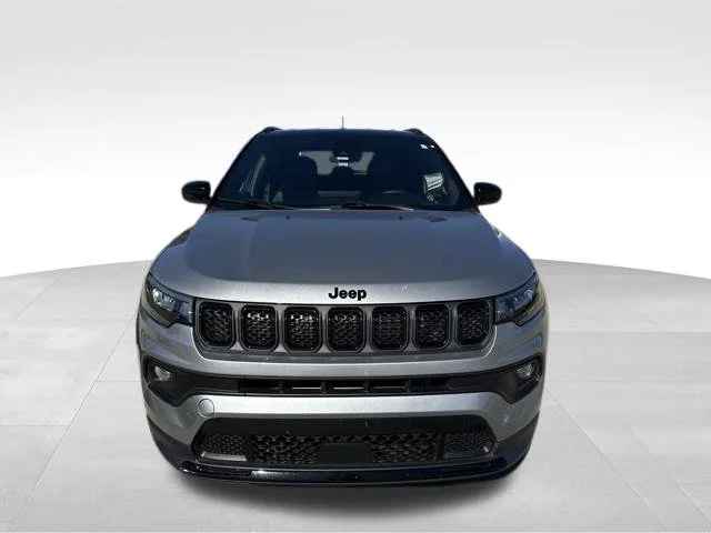 Used 2024 Silver Jeep Latitude image 8