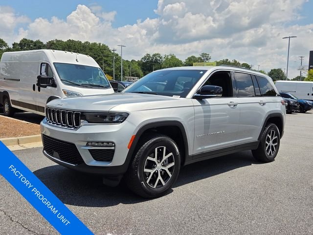 Used 2025 Silver Jeep Limited image 3
