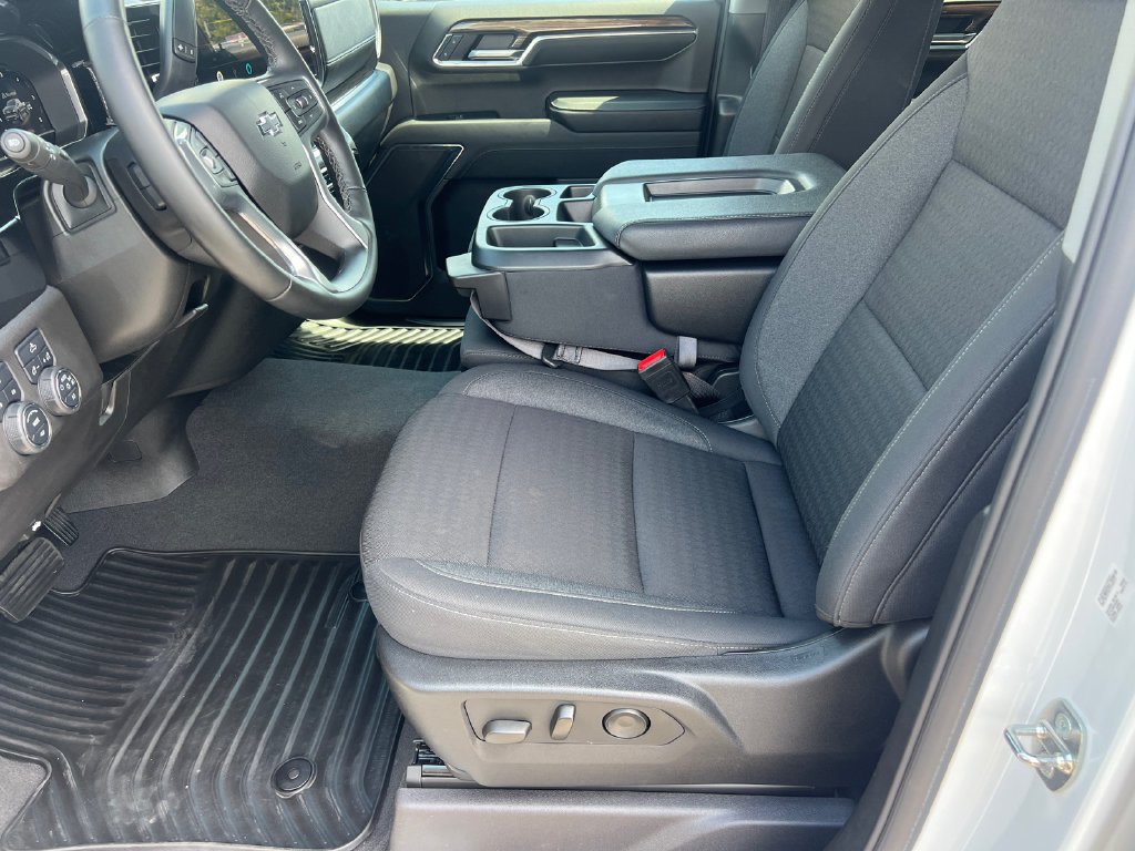 Used 2024 Summit White Chevrolet RST image 9