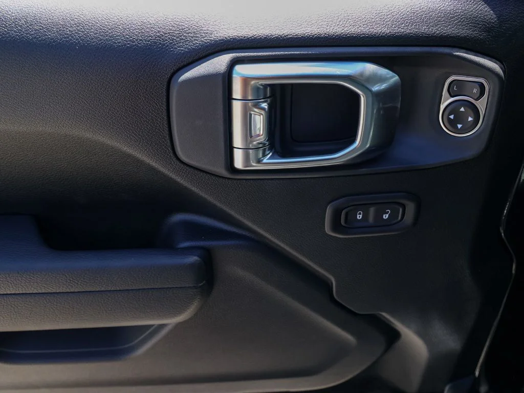 New 2026 Black Clear-Coat Exterior Paint Jeep  image 24