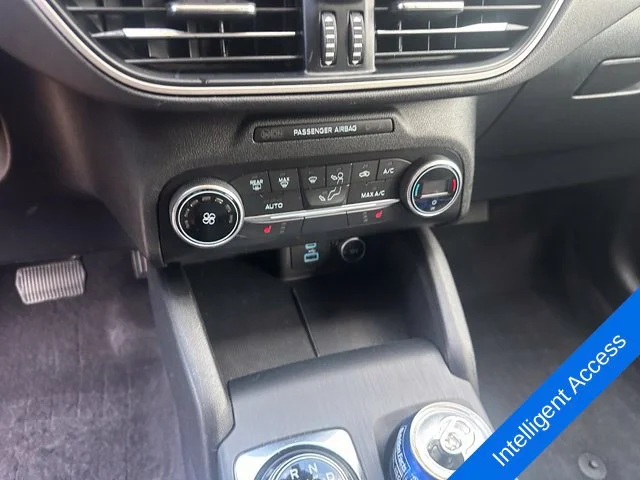 Used 2020 Green Metallic Ford SE image 11