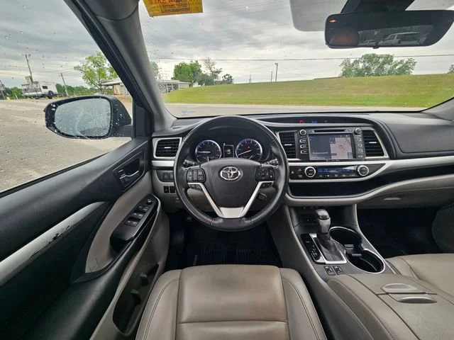 Used 2019  Toyota SE image 13