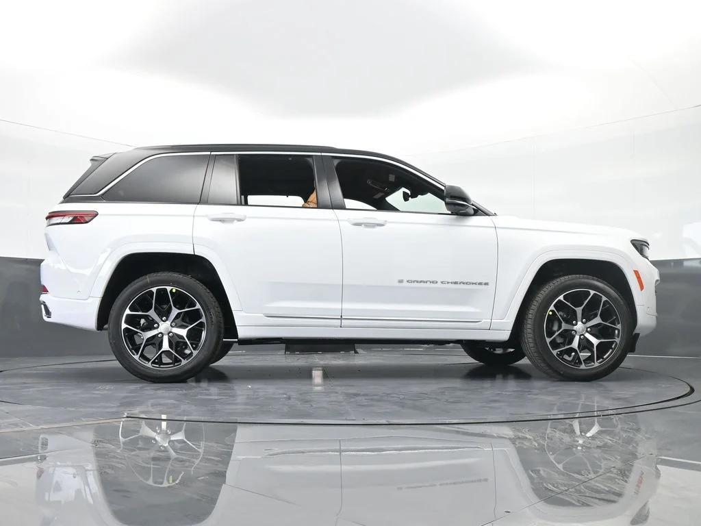 New 2025 Bright White Clear-Coat Exterior Paint Jeep Summit Reserve image 66