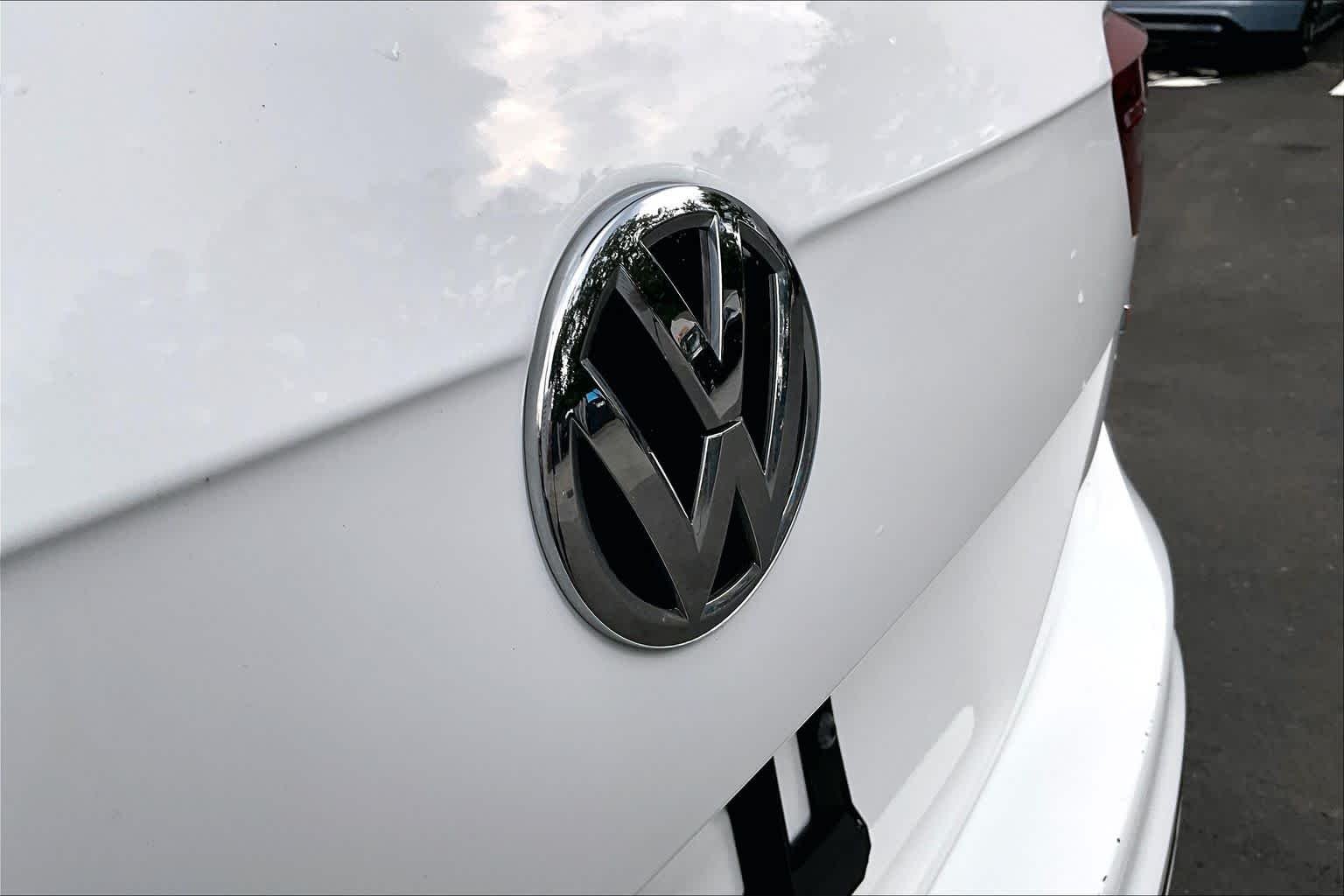 Used 2019 Pure White Volkswagen SEL R-Line Black image 31
