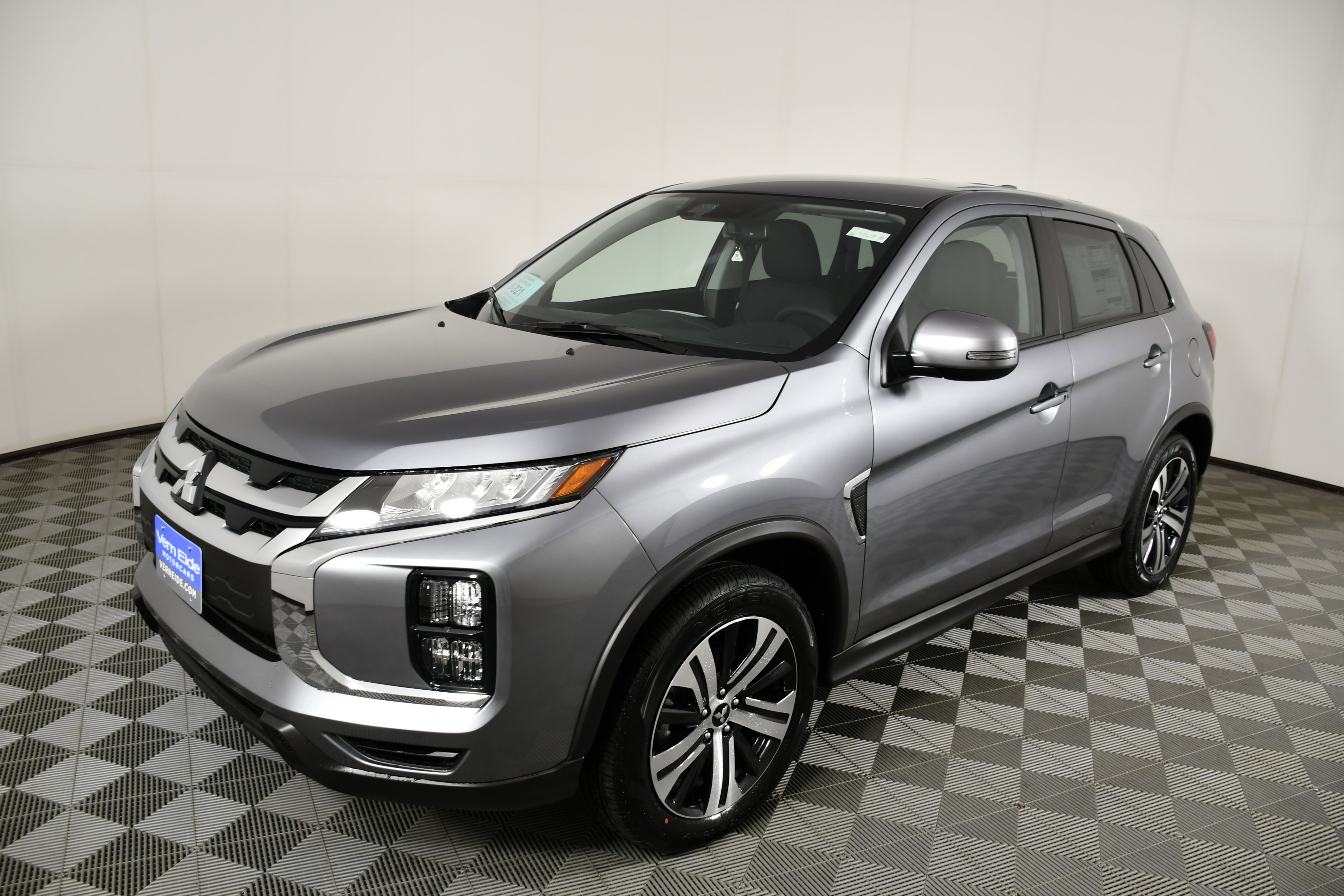 New 2026 Mercury Gray Metallic Mitsubishi SE image 10