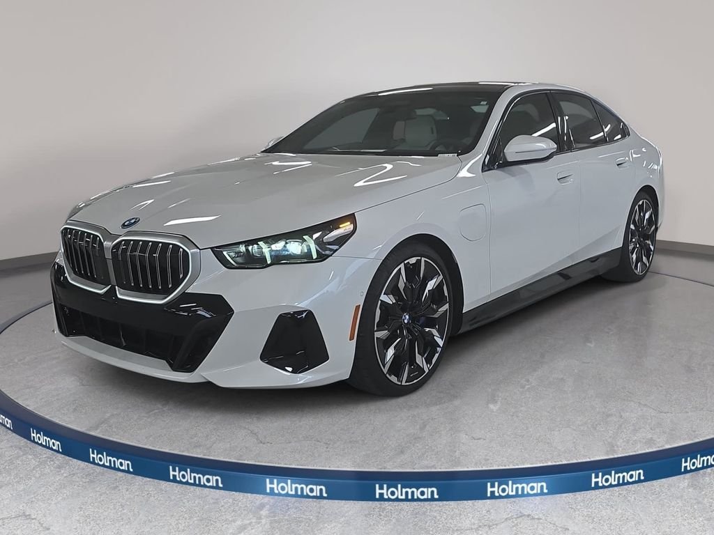 New 2027 Mineral White Metallic BMW 550e xDrive image 1