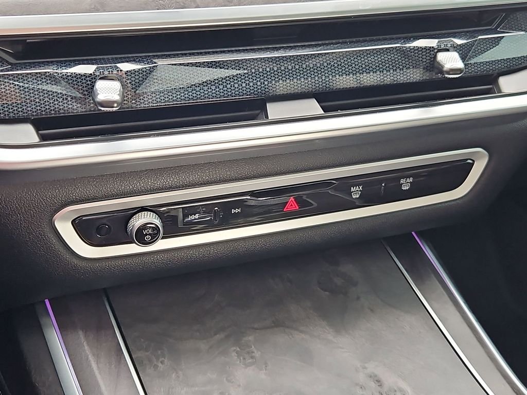Used 2023 Black Sapphire Metallic BMW xDrive40i image 33