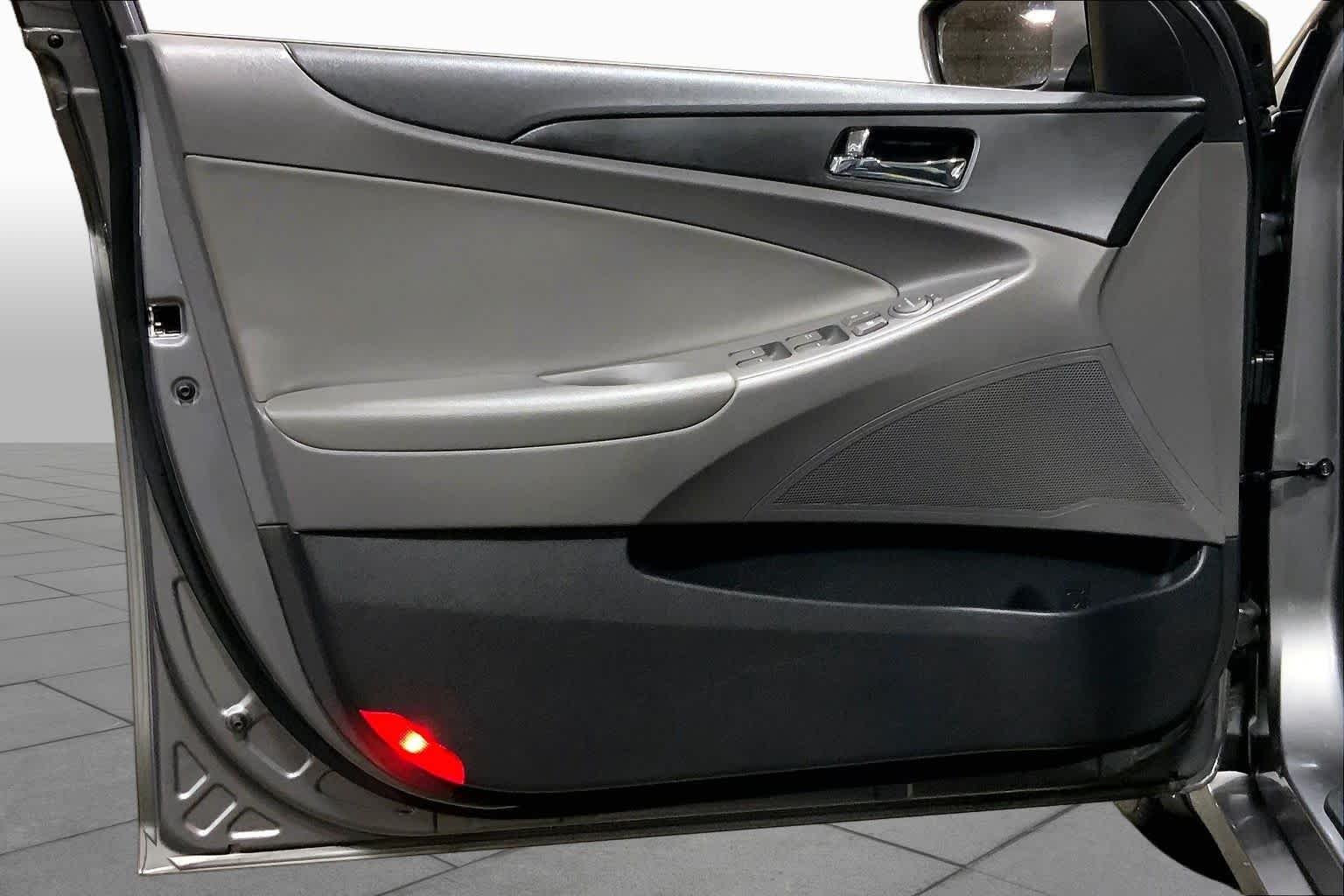 Used 2011 Harbor Gray Metallic Hyundai SE image 21