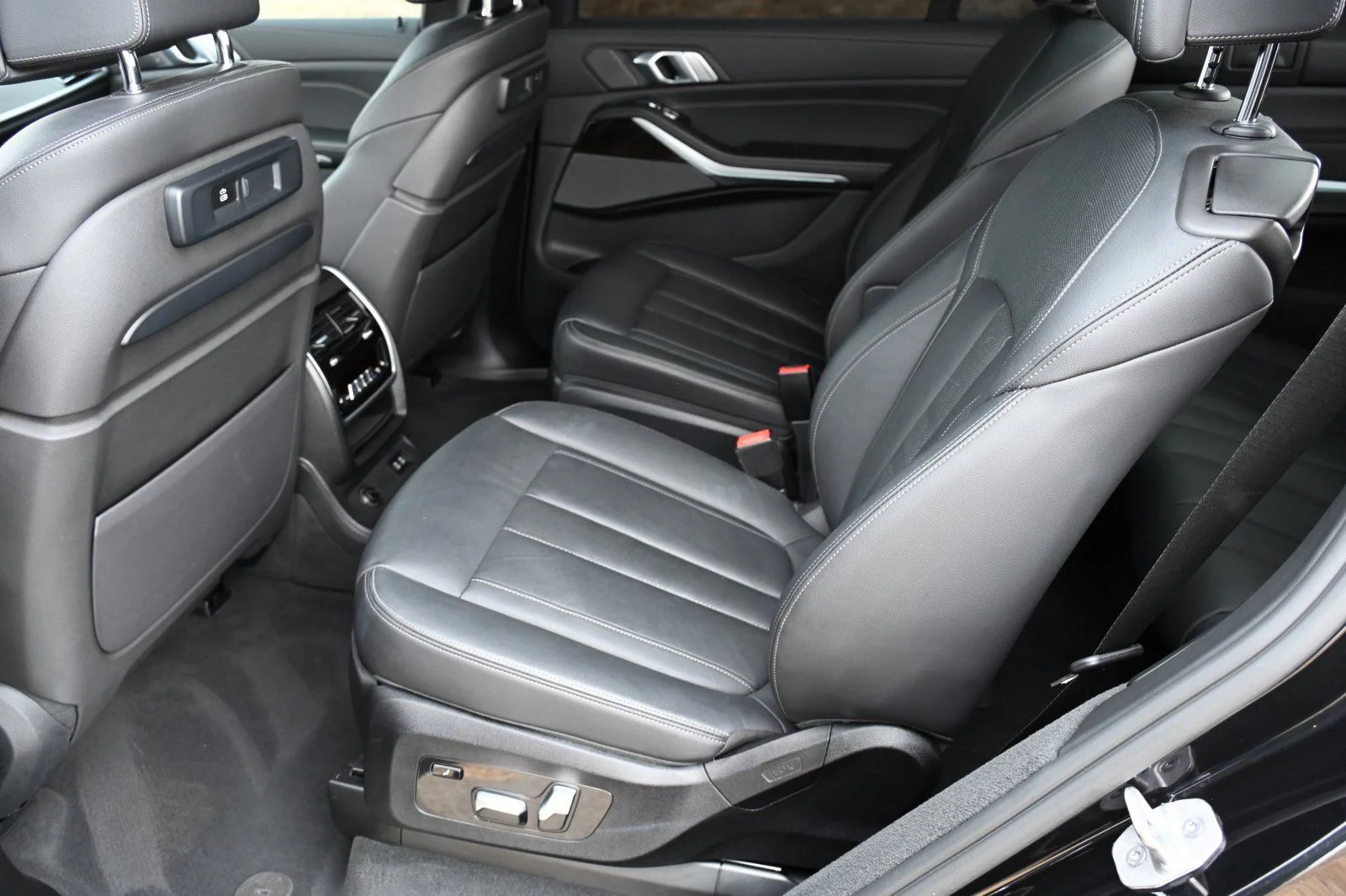 Used 2021 Black Sapphire Metallic BMW M50i image 14