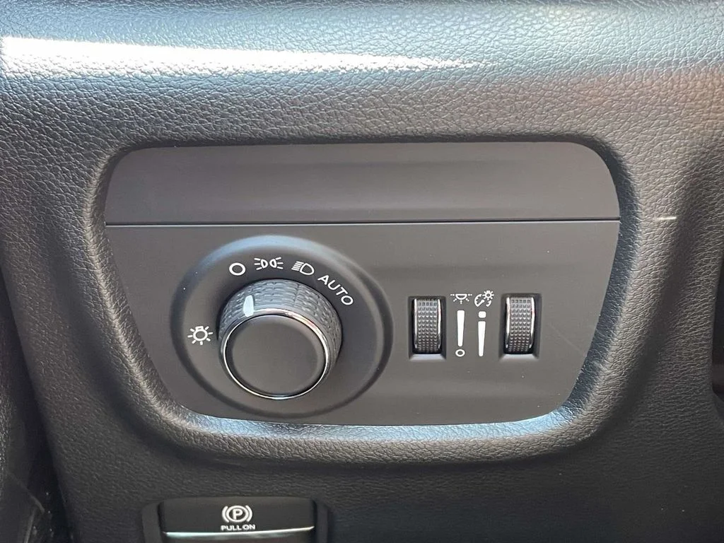 New 2026 Bright White Clear-Coat Exterior Paint Jeep Altitude image 28