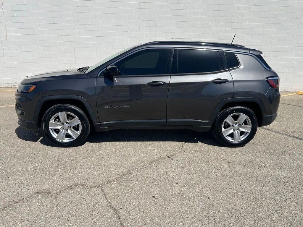 Used 2022 Granite Crystal Clearcoat Metallic Jeep Latitude image 3