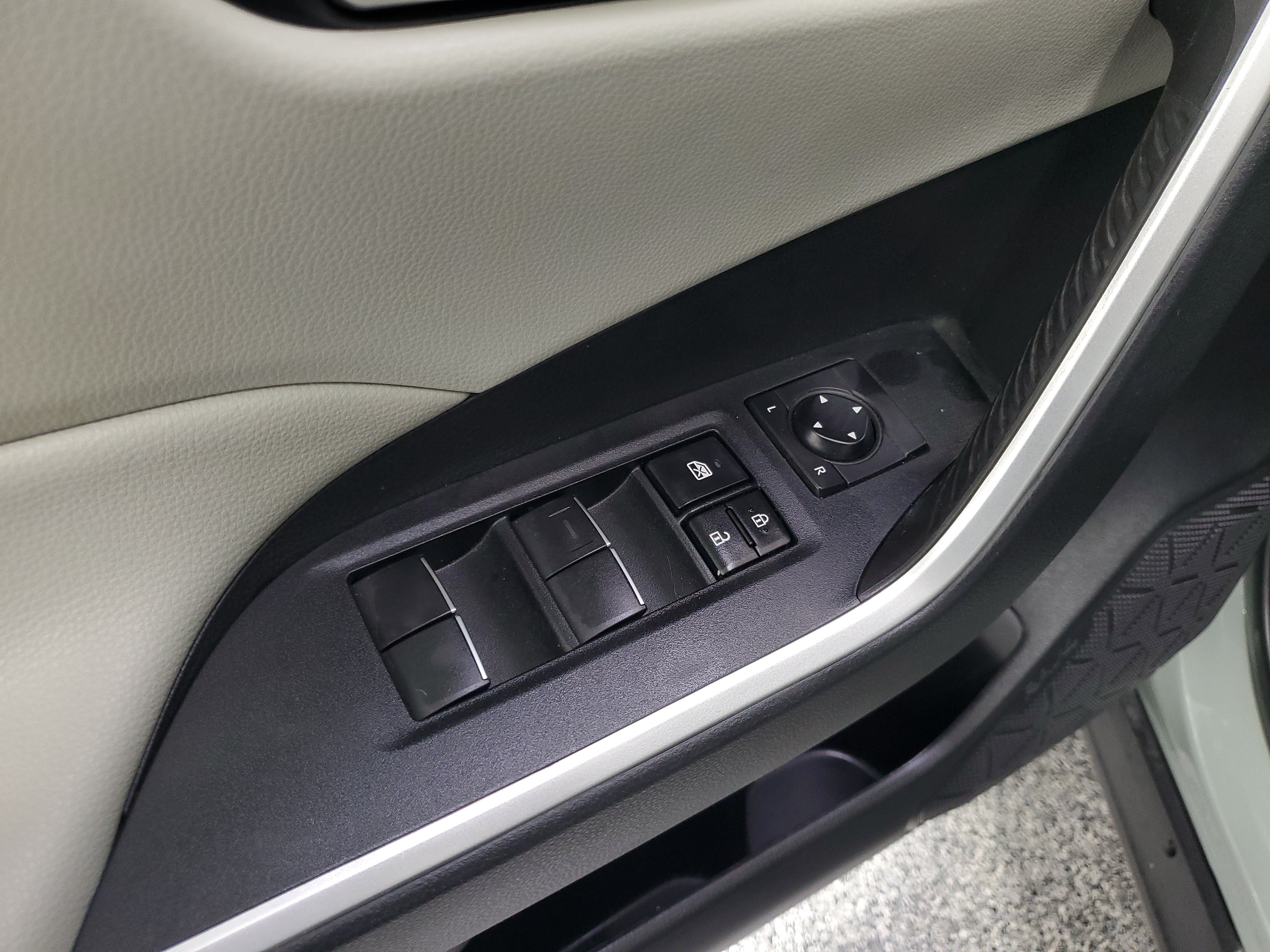 Used 2021 Lunar Rock Toyota XLE Premium image 20