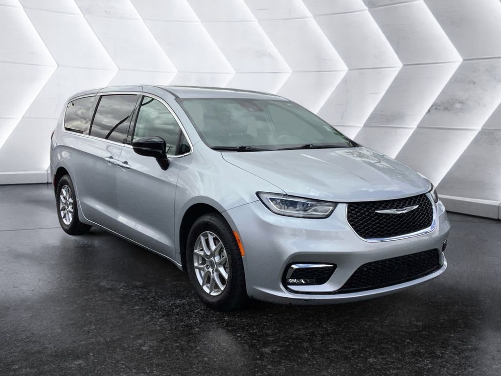 2024 Chrysler Pacifica Touring L's photo