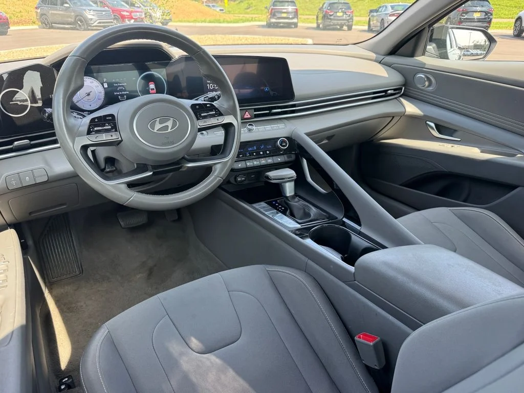 Used 2025 Black Hyundai SEL Convenience image 14