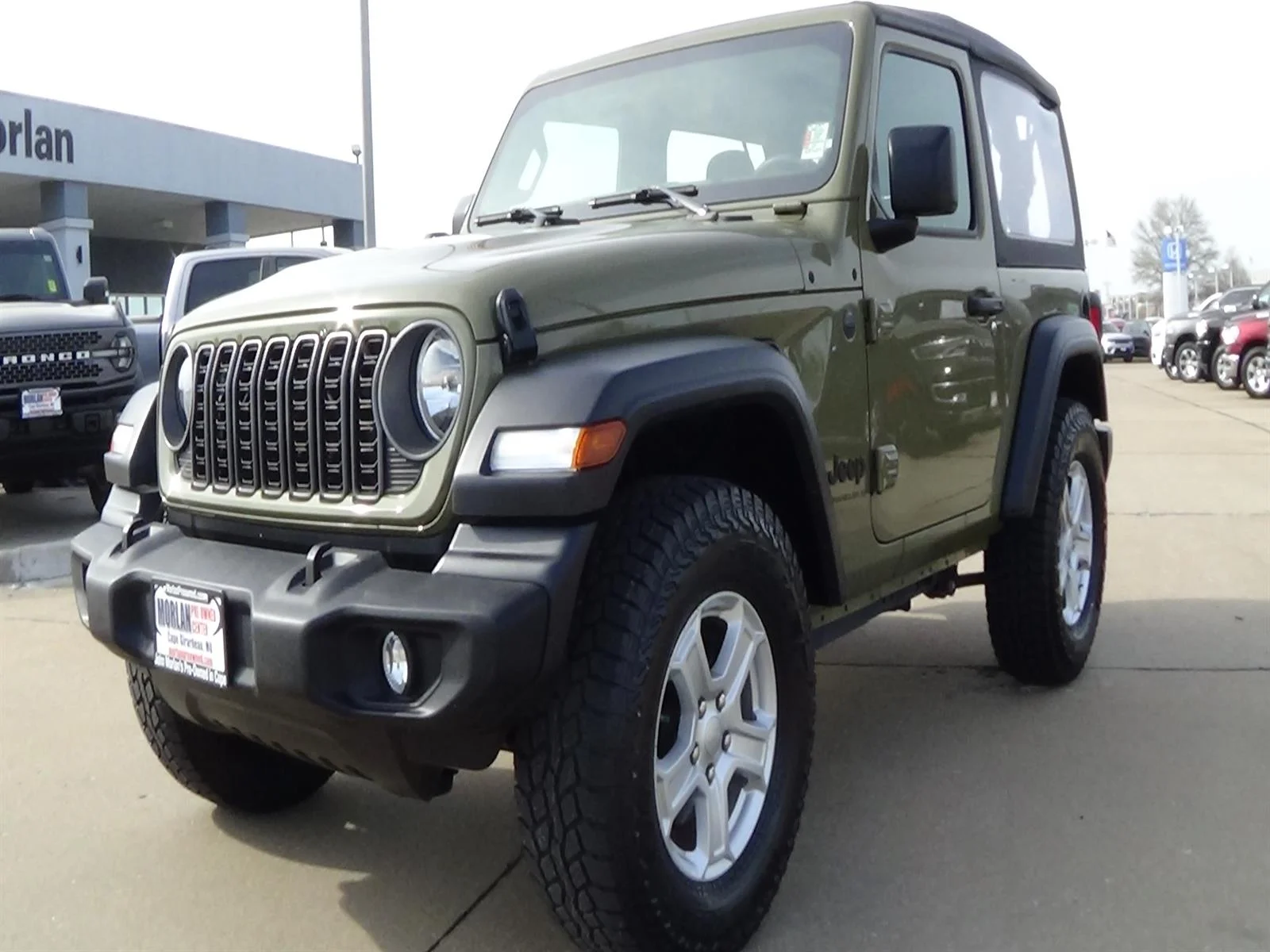 Certified Used 2025  Jeep Sport image 2