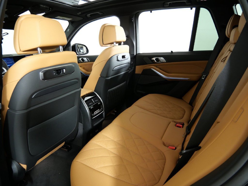 New 2026 Black Sapphire Metallic BMW xDrive50e image 32