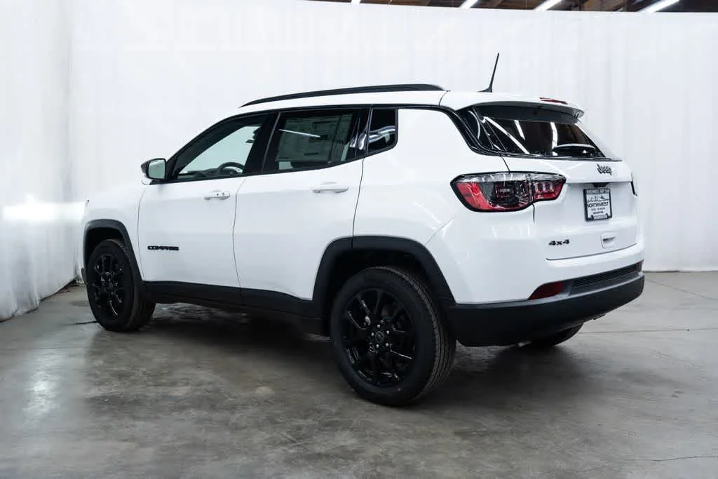 New 2026 Bright White Clear-Coat Exterior Paint Jeep Latitude Altitude image 4