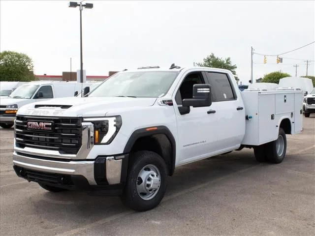 2025 GMC Sierra 4WD Crew Cab Standard Box Pro's photo