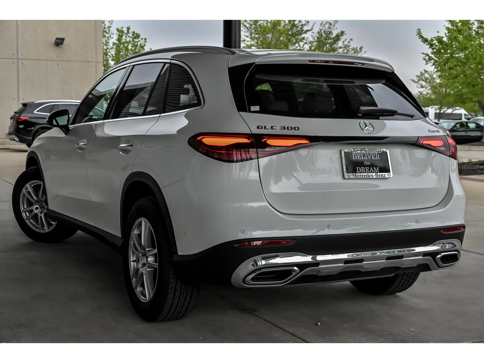 New 2026 Manufaktur Moonlight White Metallic Mercedes-Benz GLC 300 4MATIC® image 4
